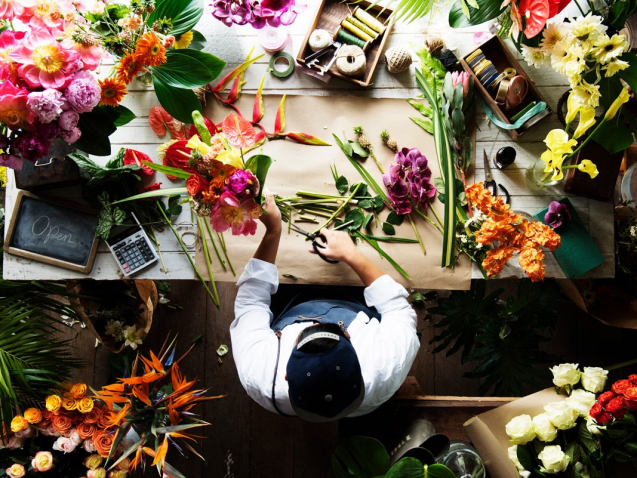 demo-attachment-144-flower-shop-business-owner-working-service-PSEGWHL